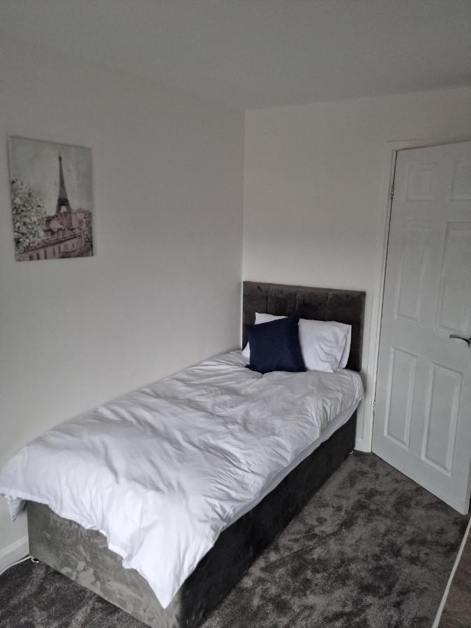 3 Bedroom House-Ellesmere Port Bagian luar foto
